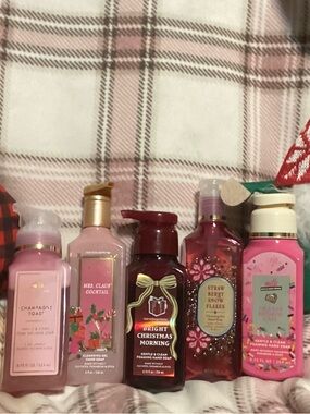 Bath & Body Works Pink and Red Holiday Foaming Hand Soap Assortment